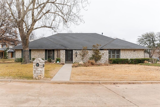 single story home featuring a front lawn