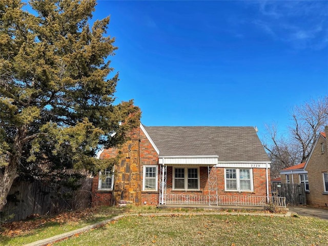 view of front of house featuring a front lawn