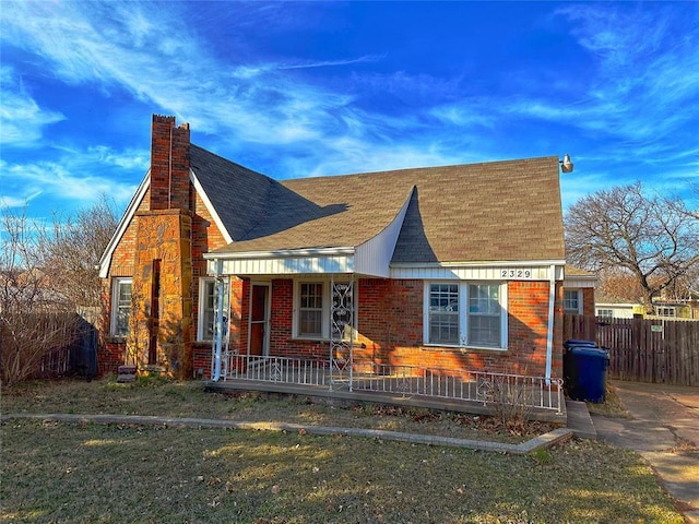 view of front facade featuring a porch and a front yard