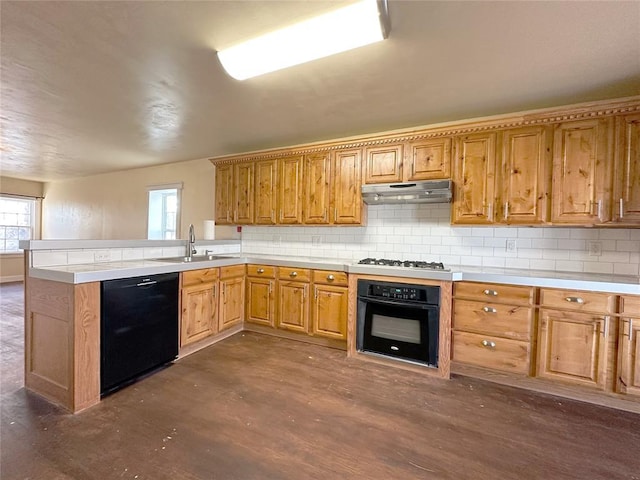 kitchen with sink, kitchen peninsula, backsplash, and black appliances