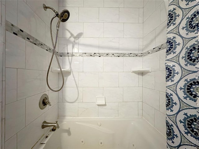 bathroom with tiled shower / bath combo