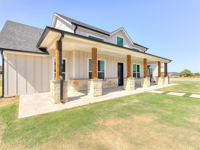 view of front of property featuring a porch and a front lawn