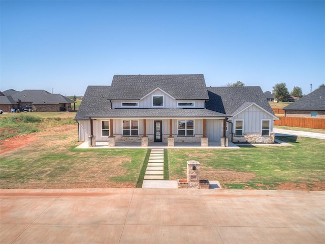 view of front of house featuring a front lawn