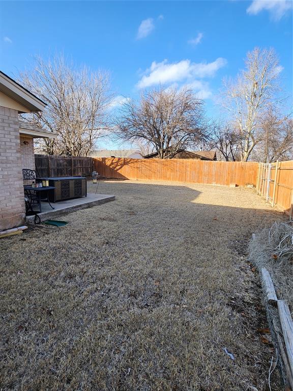 view of yard featuring a patio area