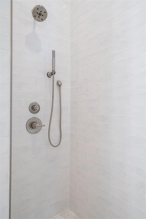 bathroom featuring tiled shower