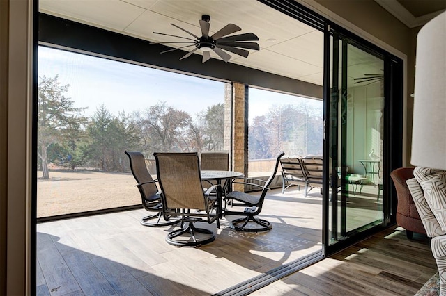 sunroom with ceiling fan