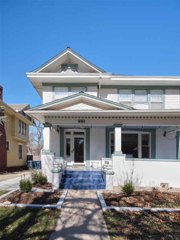 view of front of property featuring covered porch