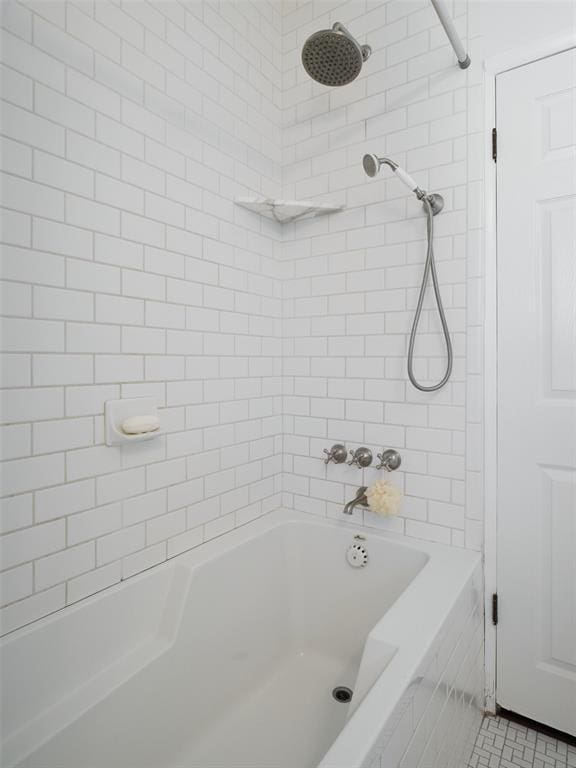 bathroom featuring tiled shower / bath