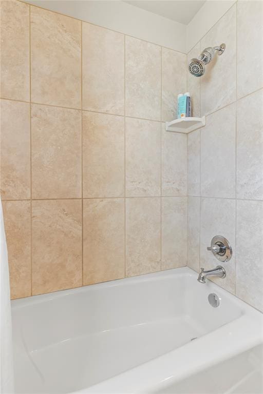 bathroom with tiled shower / bath combo