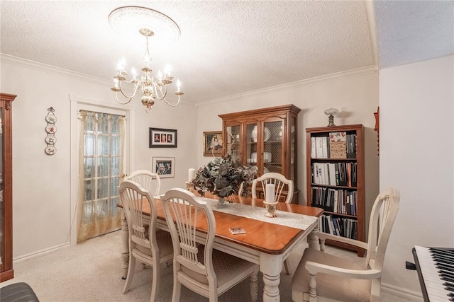 dining area featuring crown molding, light colored carpet, a notable chandelier, and a textured ceiling