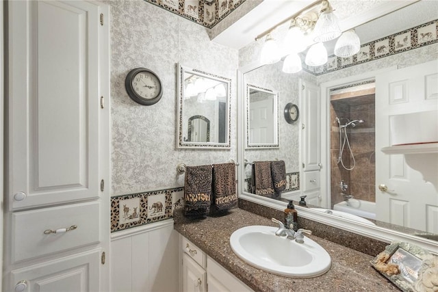 bathroom with vanity and tiled shower / bath