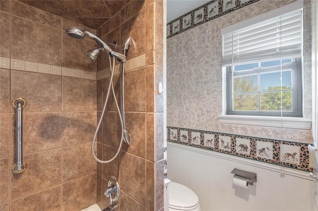 bathroom featuring toilet and tiled shower