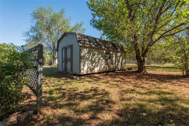 view of yard with a storage shed