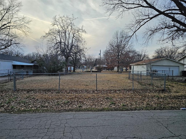 view of yard at dusk