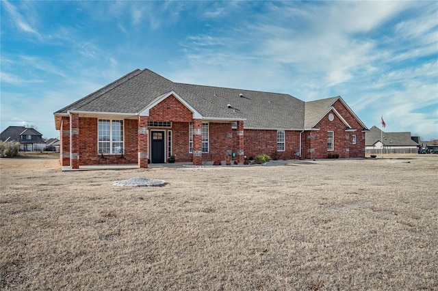 view of front of house featuring a front lawn