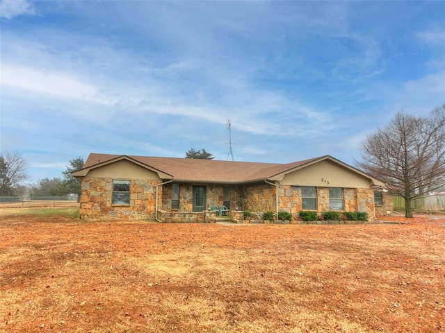 ranch-style house featuring a front yard