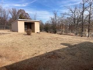 view of yard featuring an outbuilding