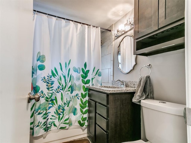 full bathroom featuring shower / tub combo with curtain, vanity, and toilet