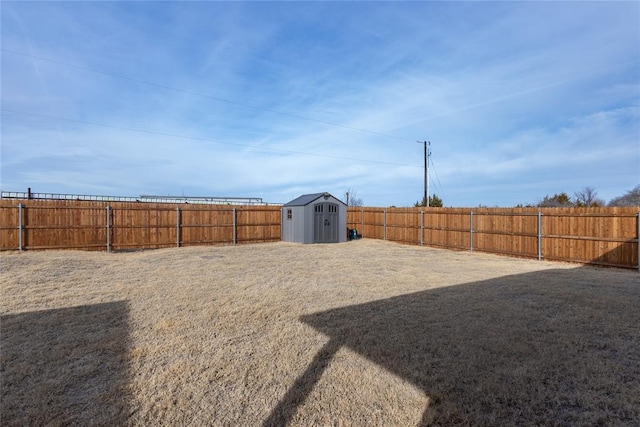 view of yard featuring a shed