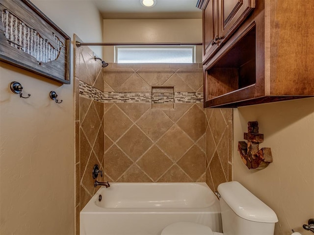 bathroom with tiled shower / bath and toilet