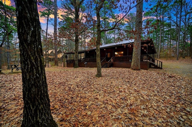 view of yard at dusk