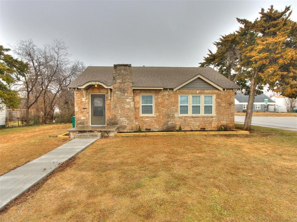 view of front of house with a front lawn