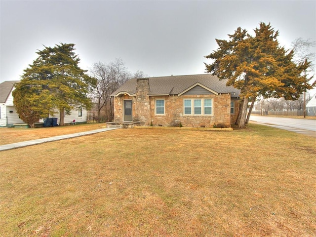 view of front of house featuring a front lawn