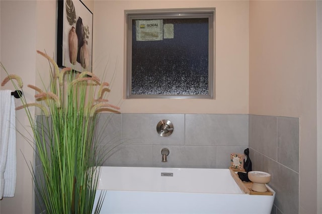 bathroom featuring tile walls