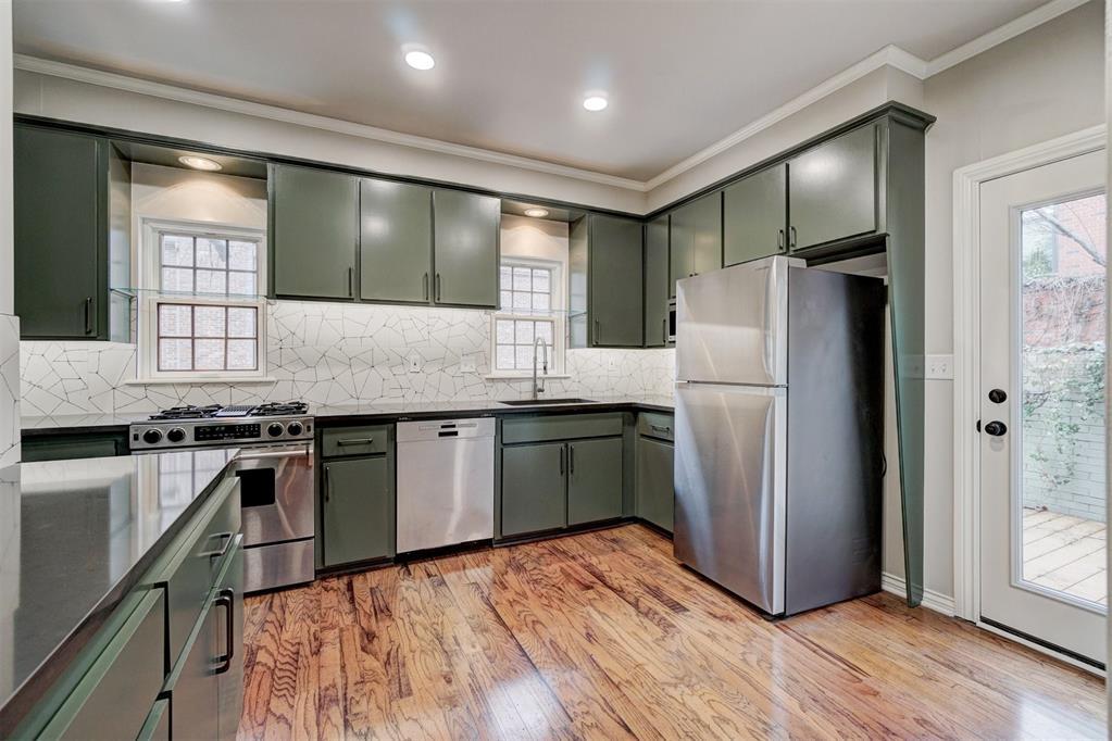 kitchen with appliances with stainless steel finishes, light hardwood / wood-style floors, sink, and plenty of natural light