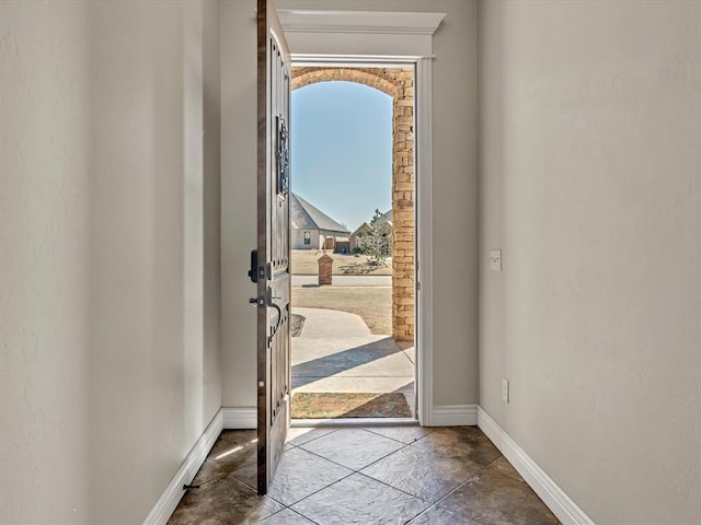 entryway featuring baseboards