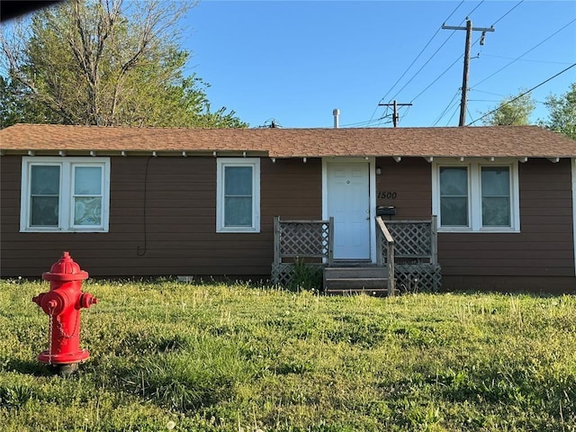 view of front of property featuring a front yard