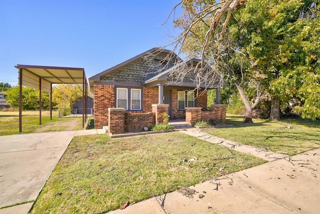 view of front of home featuring a carport and a front yard