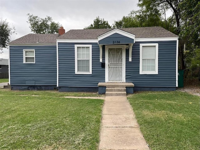 view of front facade with a front yard