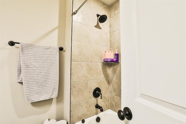 bathroom featuring tiled shower / bath