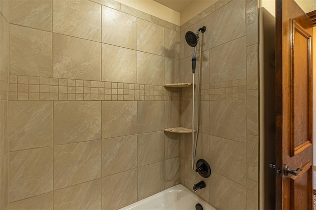 bathroom with tiled shower / bath combo