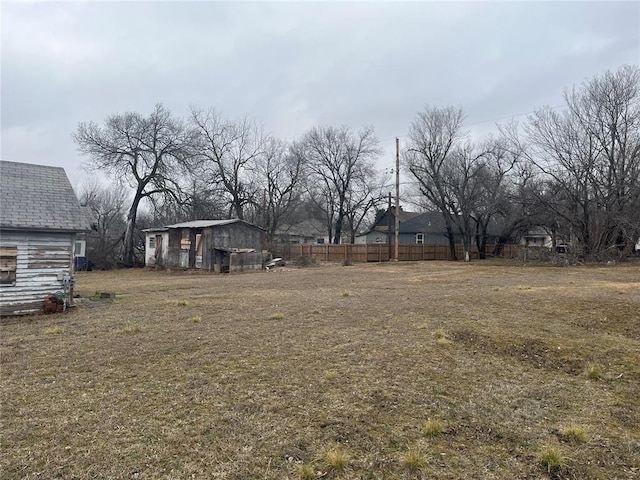 view of yard with an outbuilding