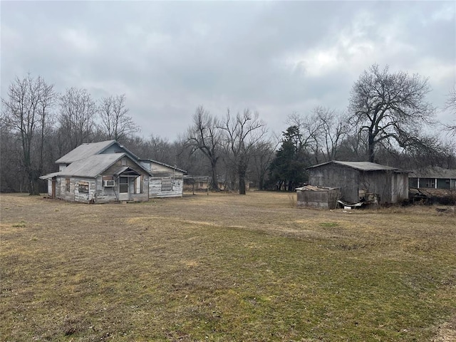 view of yard featuring an outdoor structure