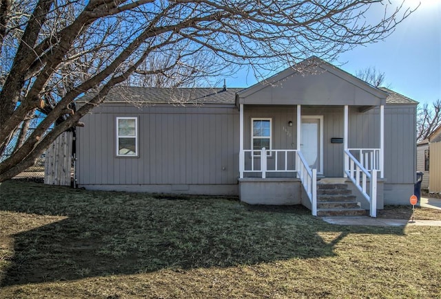 view of front of property with a front lawn