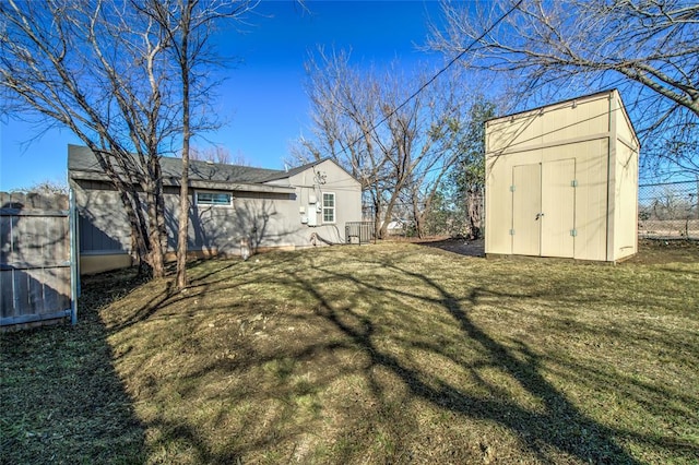 view of yard featuring a storage unit