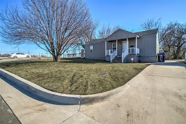 view of front of home featuring a front yard