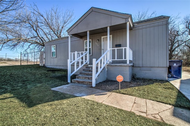 view of front of house featuring a front lawn