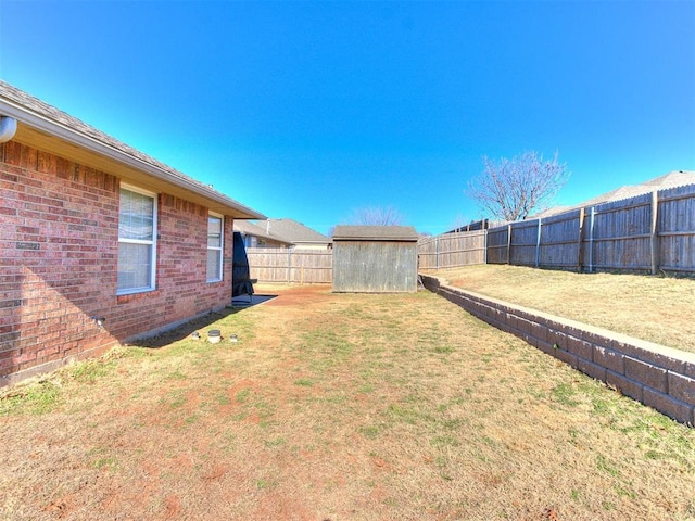 view of yard featuring a shed