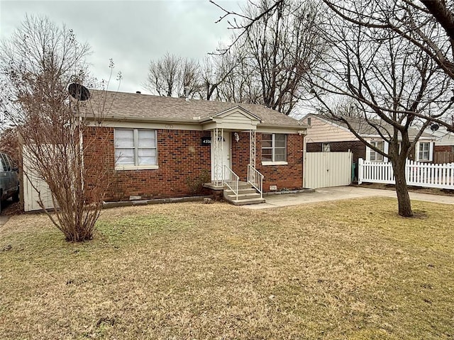 single story home featuring a front lawn