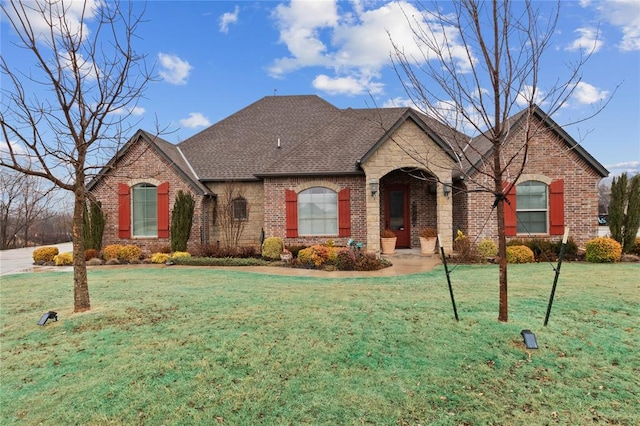 view of front facade with a front yard