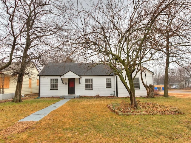 view of front of home featuring a front yard