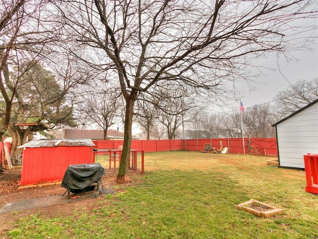 view of yard featuring an outbuilding