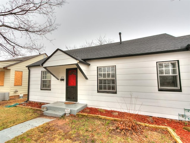 view of front of house with a front yard