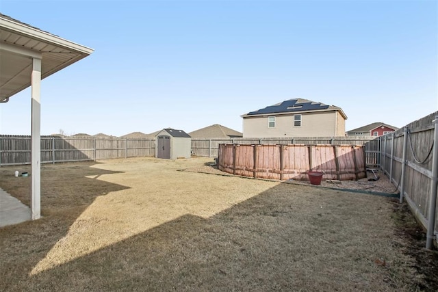 view of yard featuring a shed