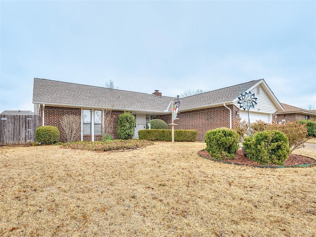 view of front of house featuring a front lawn