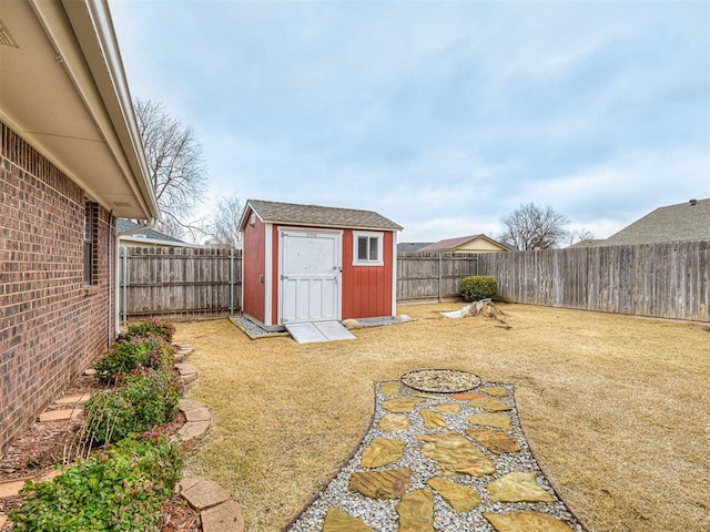 view of yard featuring a shed